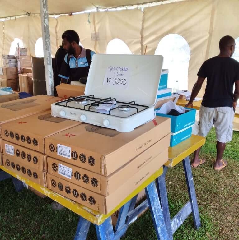 Gas cooker with 3 burners, priced at VT 3,200, displayed on boxes.